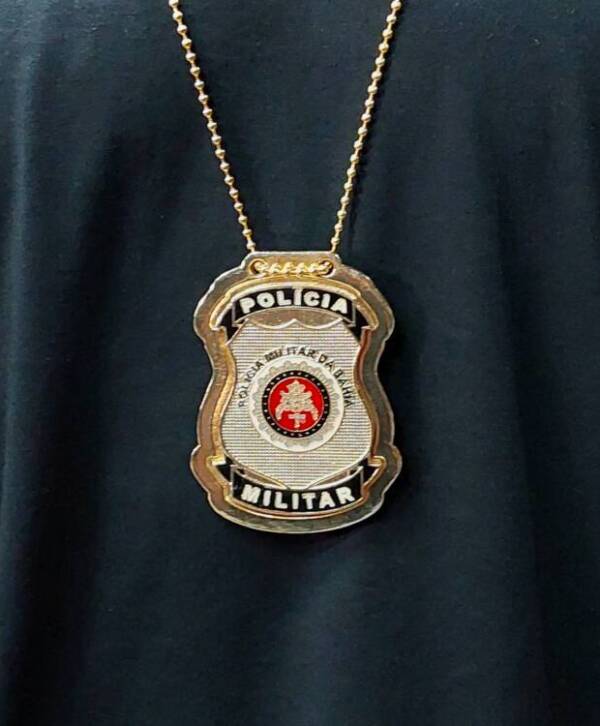 DISTINTIVO POLÍCIA MILITAR / BA + SUPORTE EM METAL - DOURADO