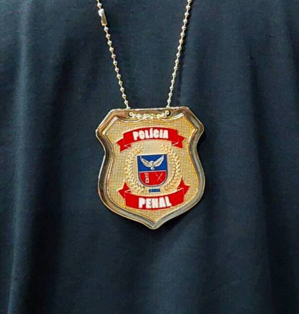 DISTINTIVO POLÍCIA PENAL/ BA + SUPORTE EM METAL - DOURADO