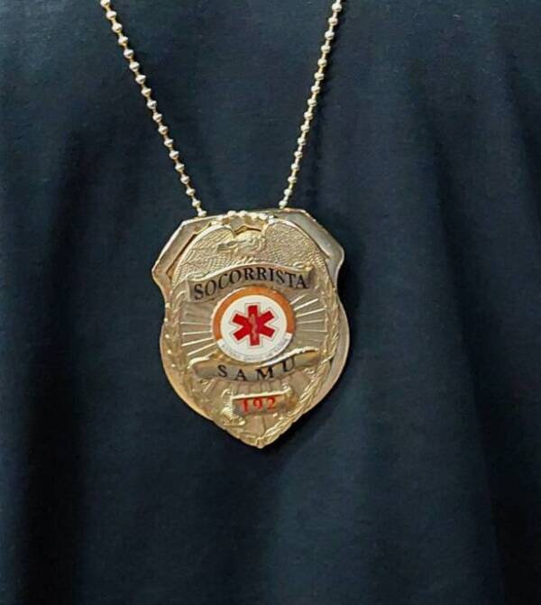 DISTINTIVO SOCORRISTA SAMU/ BA + SUPORTE EM METAL - DOURADO