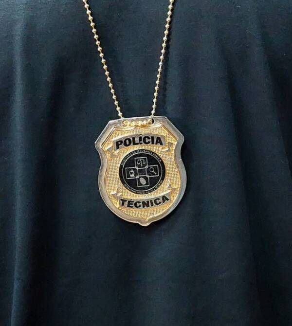 DISTINTIVO POLÍCIA TECNICA/ BA + SUPORTE EM METAL - DOURADO